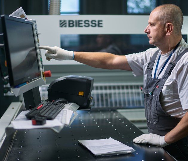 Специалист фабрики за пультом обрабатывающего центра Biesse